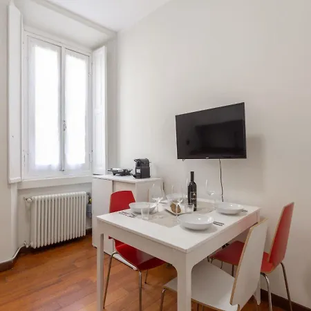 The Rent - Spacious Two-bedroom In Porta Romana Διαμέρισμα *